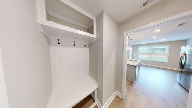 Building Photo - Luxury Ranch-Style Home with Open Concept, Large Eat In Kitchen, Primary Suite and Stylish Finishes