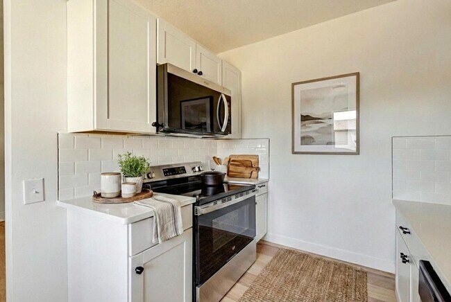 Building Photo - FULLY RENOVATED duplex in East Ridge!