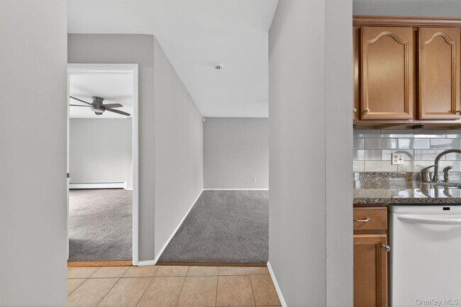 Building Photo - 31 Doxbury Ln