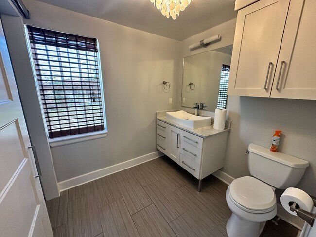 Building Photo - For Rent: Updated 3 Bed, 1.5 Bath Split-Le...