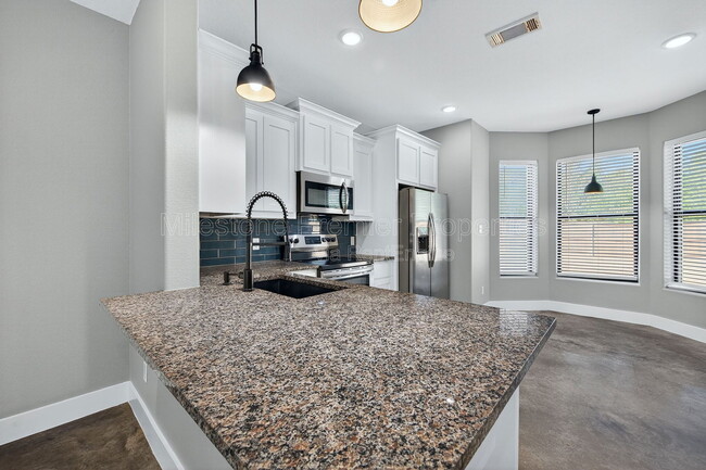 Building Photo - 1425 S 7th Ave