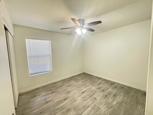 Building Photo - 1113 W Sparrow Dr
