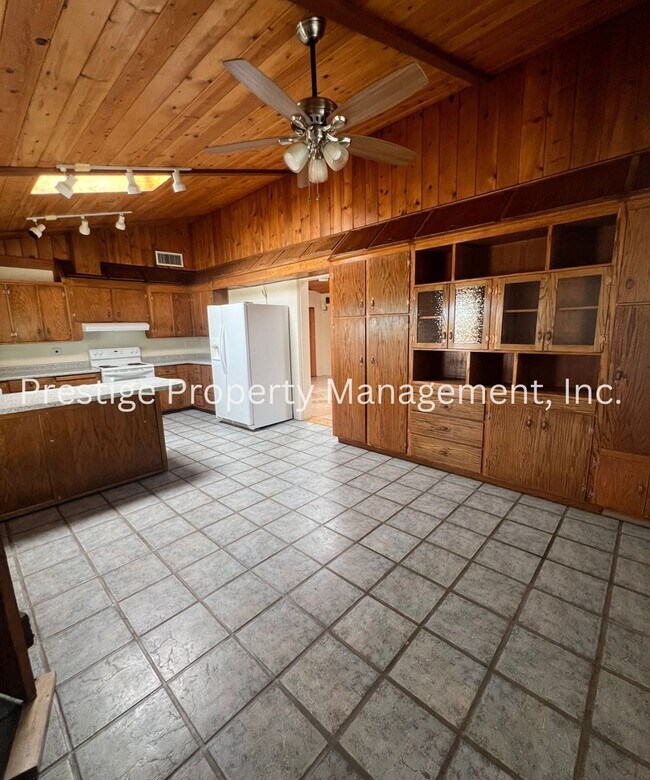 Building Photo - 3BD 2BA Waiting for You to Call Home!!