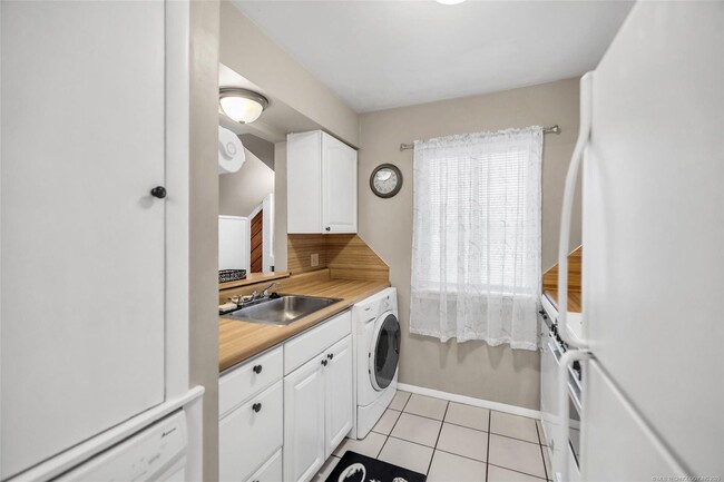 Building Photo - Beautiful move in ready first story condo.