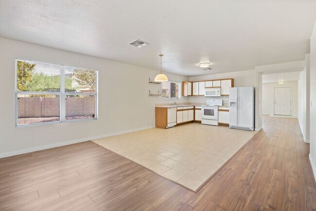 Building Photo - Move in ready home in Arizona Sunset!