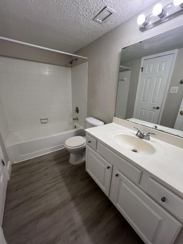Building Photo - 3700 Idlebrook Cir