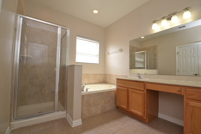 Building Photo - Gorgeous 4/3 Townhome in Oviedo ~ 2.5 Car ...