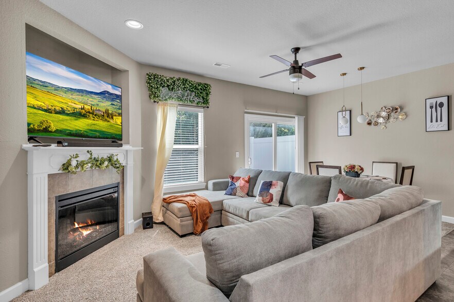 LIVING ROOM - 9413 N Adrian Ave