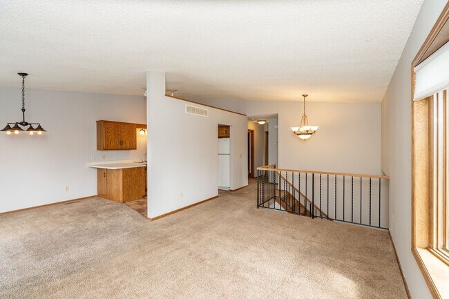 Building Photo - Lovely 3 Bedroom 2 Bath Townhome in Apple ...