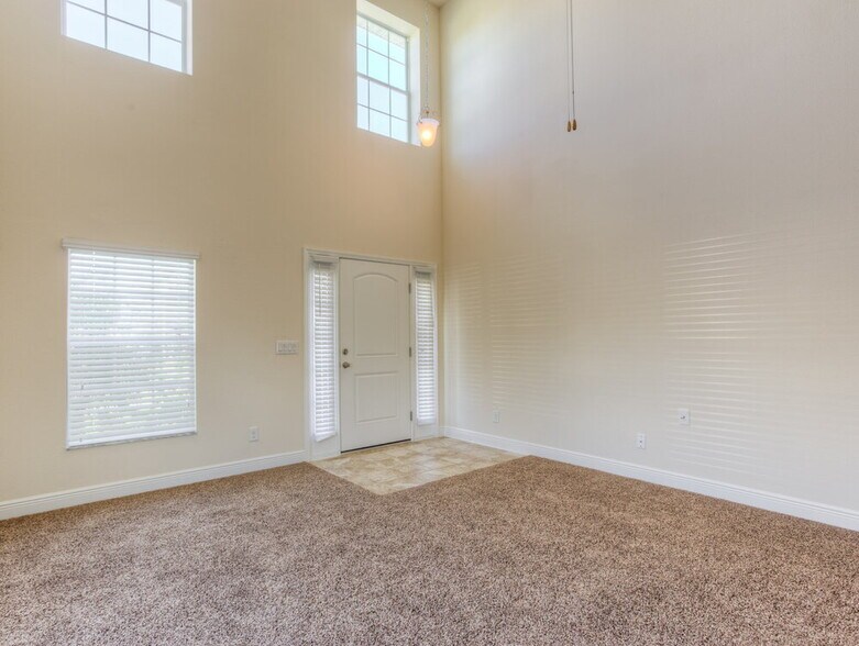 Building Photo - 1705 Southern Oak Loop