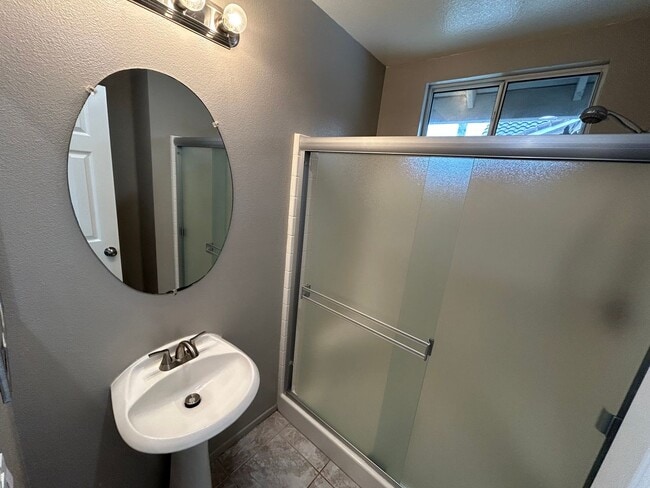 Building Photo - Nicely Upgraded 4 Bed 3 Bath Home in Gated Community in Anaheim