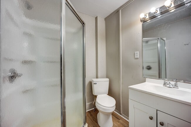 Building Photo - Freshly Updated 3 Bedroom House