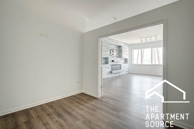 Building Photo - Top Floor Massive 3 Bed/2 Bath in the South Loop with a Stunning Updated Kitchen!