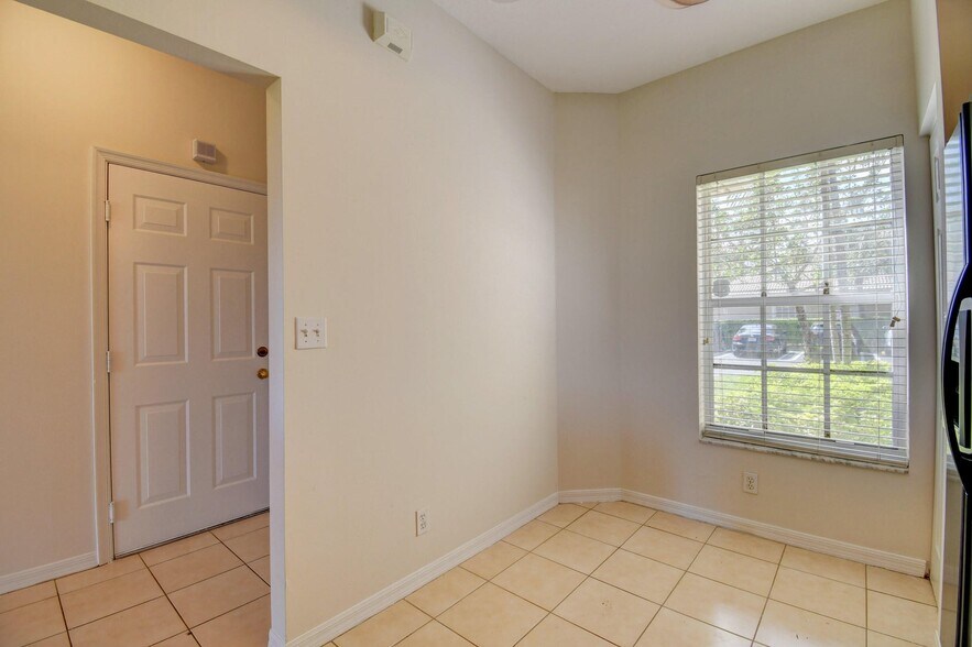 Building Photo - 6414 Park Lake Cir