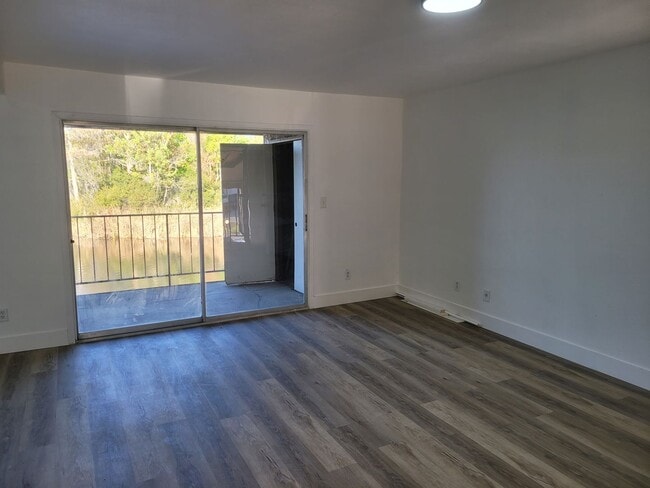 Building Photo - FOR RENT!!! CUTE AND COZY 1 BEDROOM 1 BATHROOM CONDO.- ON THE WATER...