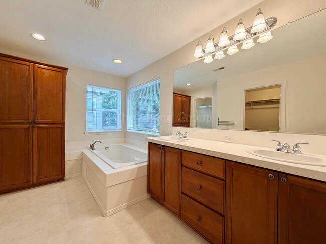 Building Photo - 958 SE Roundelay St