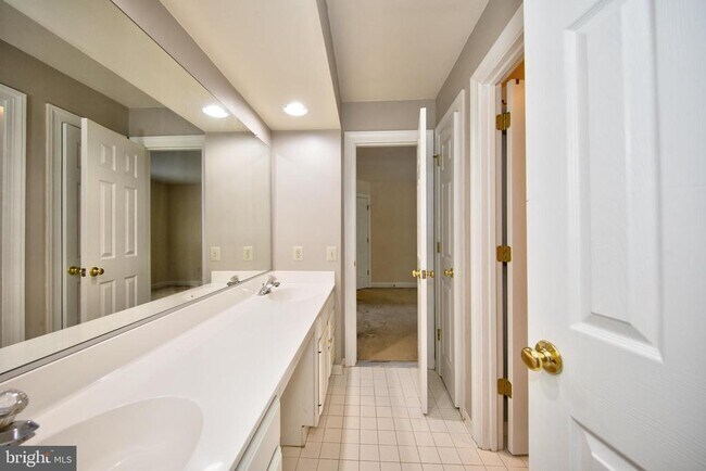 Building Photo - 210 King Johns Ct