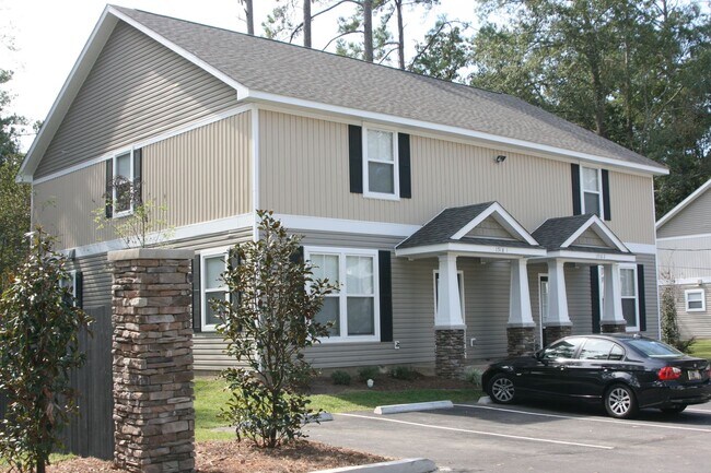 Building Photo - Hamptons on High – 4 Bedroom / 4 Bathroom Student Townhome Near FSU & TSC!