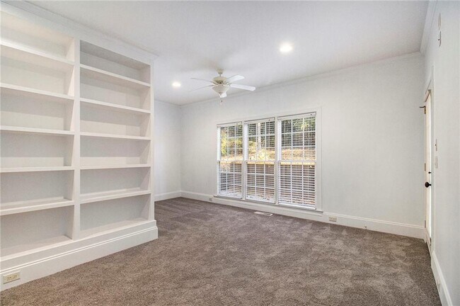 Building Photo - 960 Landmark Dr NE