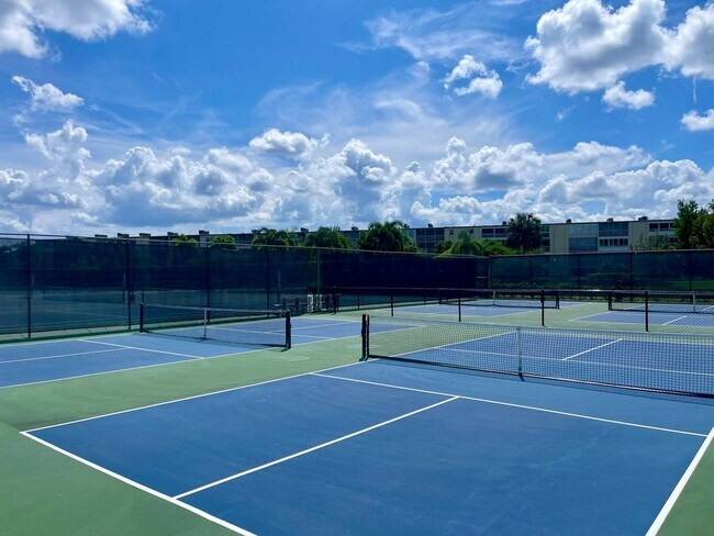 Building Photo - 2042 Newcastle A