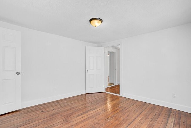 Building Photo - 906 E 39th St