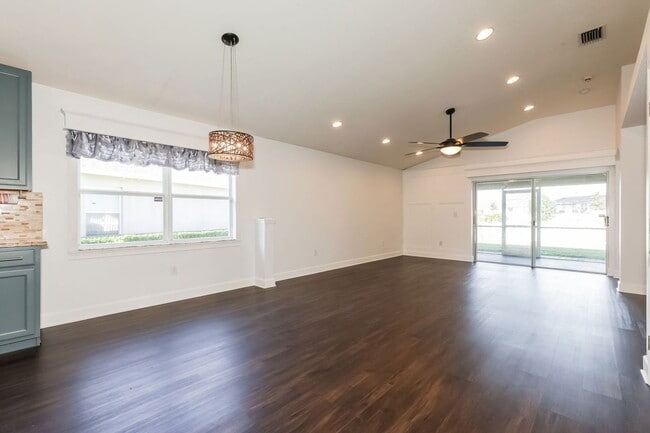 Building Photo - 6935 Runner Oak Dr