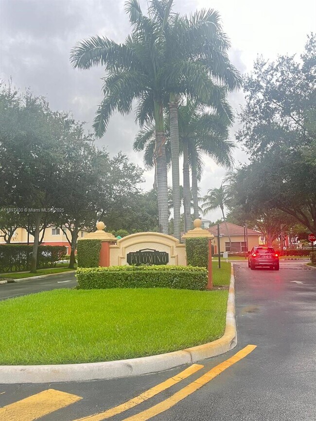 Building Photo - Modern Spacious 3-Bedroom 2-Story Condo in...