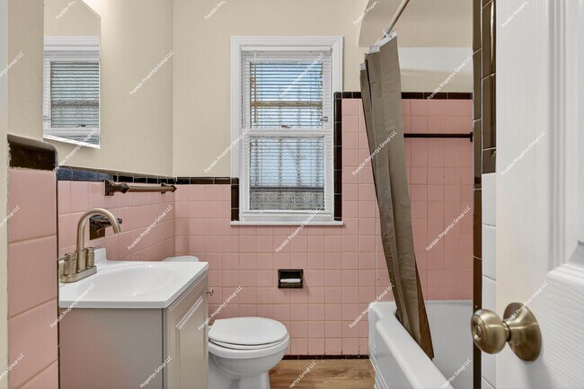 Building Photo - Charming Recently Renovated 3-Bedroom Bungalow in Detroit!