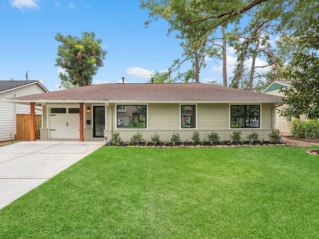 Building Photo - 1826 Woodcrest Dr