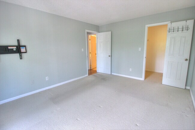 Building Photo - Nice 1 bedroom 2nd floor condo in SW Durham!