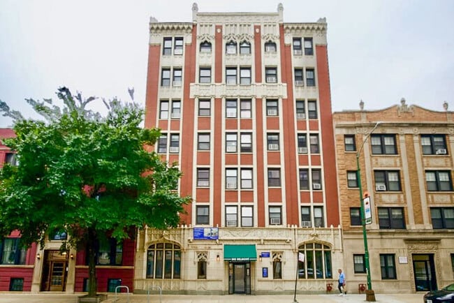 Building Photo - 545 W Belmont Ave