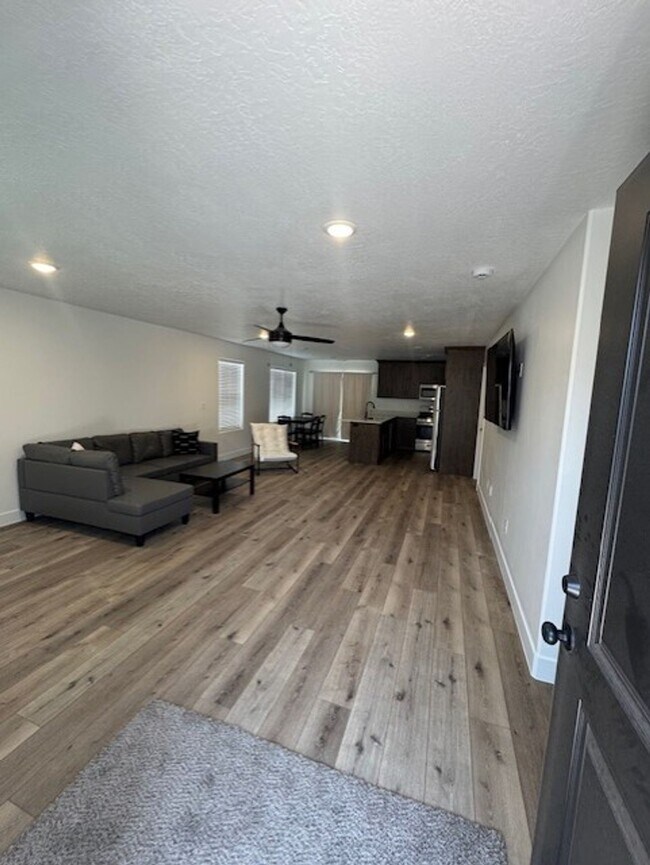Building Photo - Room for Rent in Two Bedroom Unit