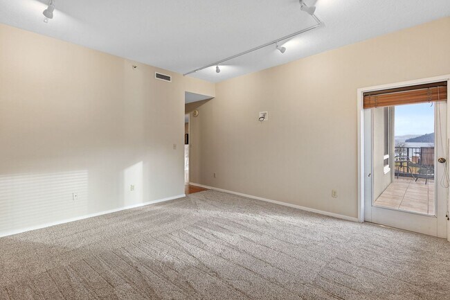 Building Photo - Beautiful Downtown Coeur d' Alene Condo  w/ Amazing Views!