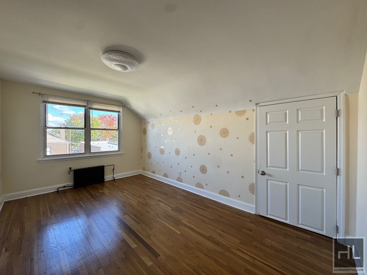 Building Photo - Newly Renovated 2 bedroom apartment spanni...