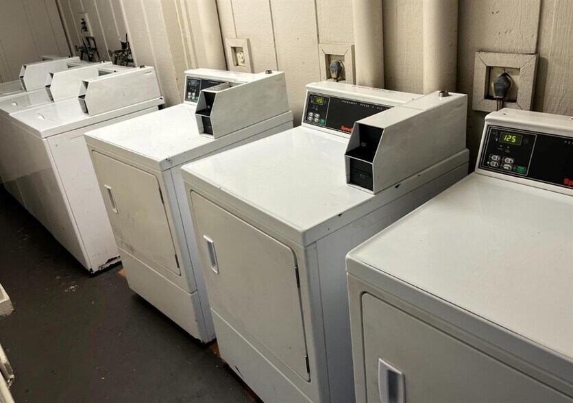 Building Photo - 7911 Colony Cir N