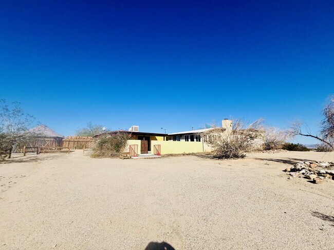 Building Photo - 4 bedrooms, 2 kitchens, 2.5 bathrooms, lau...