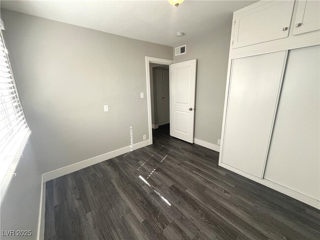 Building Photo - 221 S 10th St