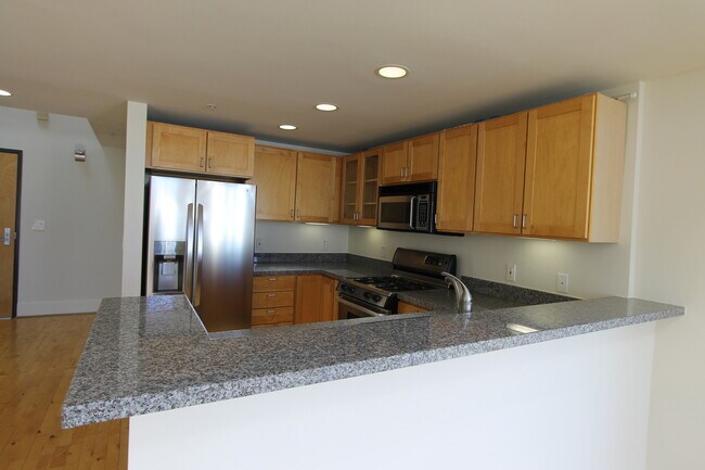 Building Photo - EPIC REA: Spacious Live/Work  Loft in SOMA with Rooftop Views