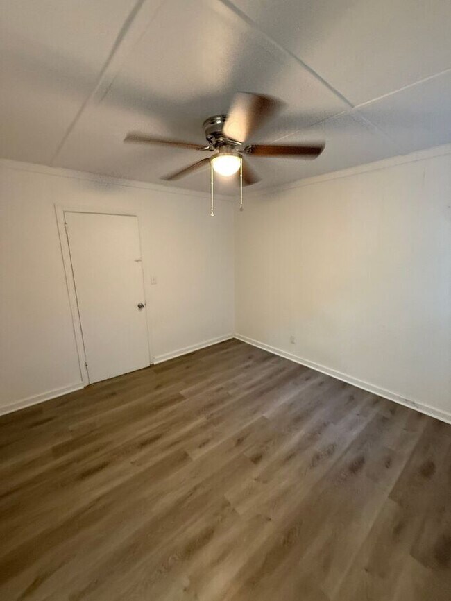 Building Photo - 605 Betty St