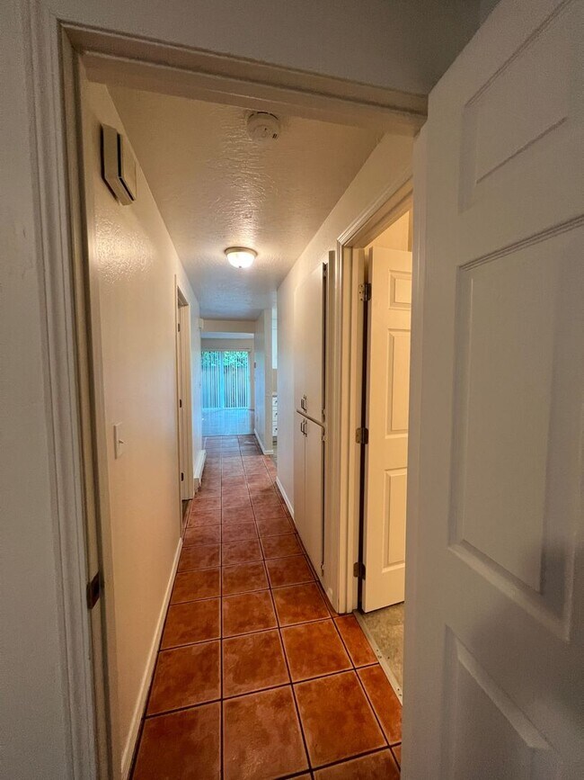Building Photo - 2 Bedroom Condo in Lake Oswego