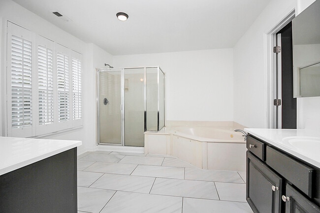 Building Photo - 3415 Fallowbrook Forest