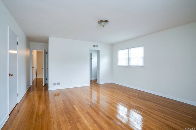 Building Photo - 10 Old Westbury Rd