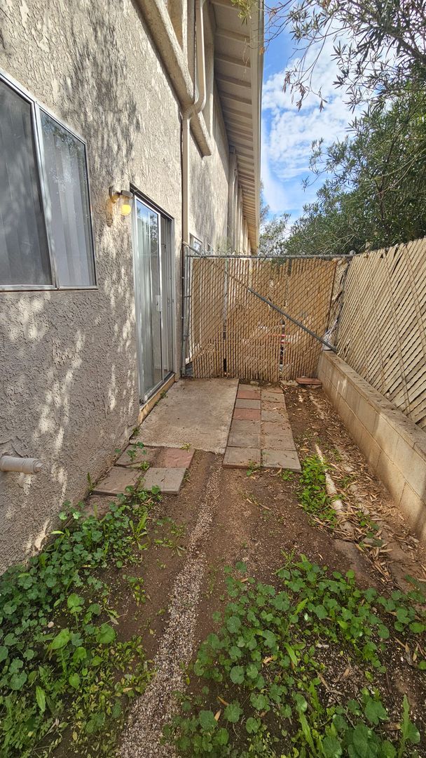 Building Photo - 1 month free rent move in promotion! 2 Bed 1 Bath Eastside Apartment!