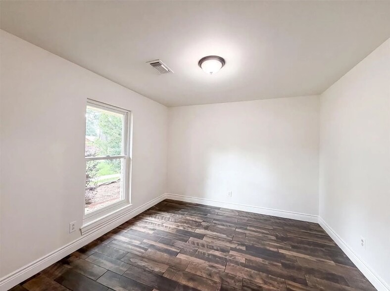 Building Photo - 11611 Mile Dr