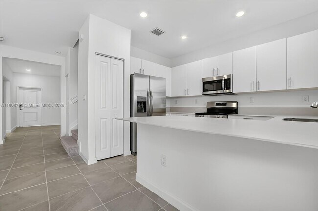 Building Photo - 2748 SE 26th Ave