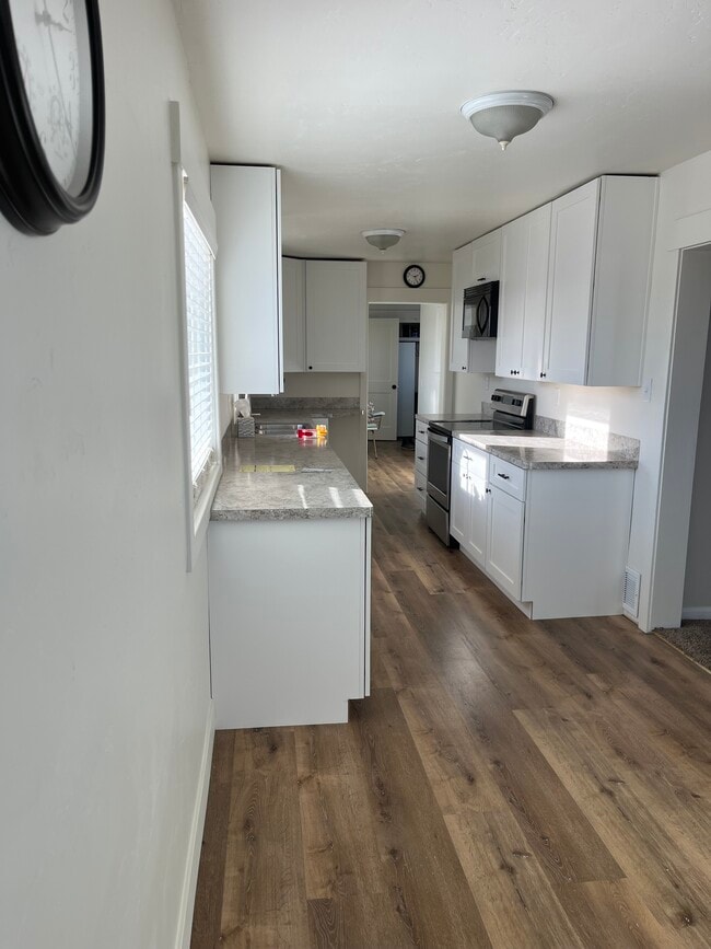 Building Photo - 725 Sand Creek Rd