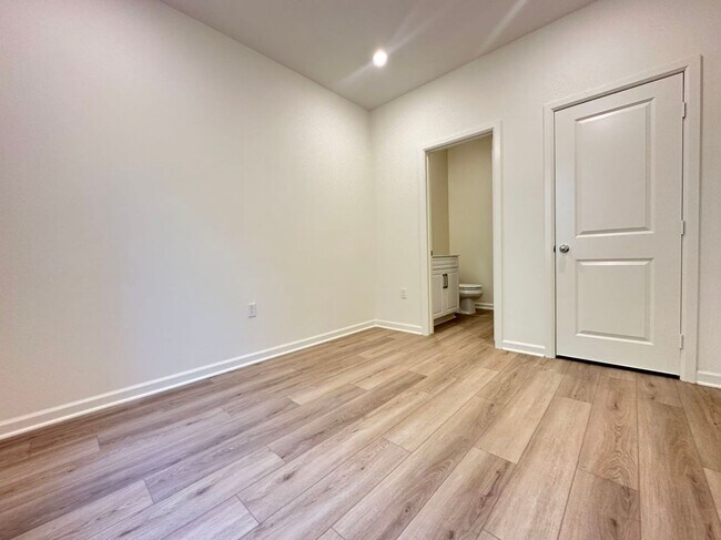 Building Photo - 4 bedroom home for leasing in Chino