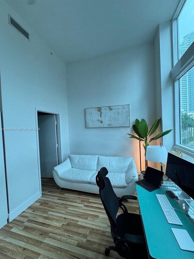 Building Photo - 1900 N Bayshore Dr