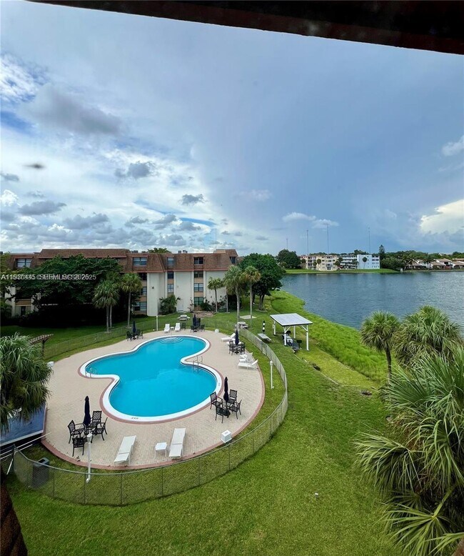 Building Photo - 671 NE 195th St