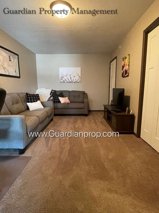 Building Photo - Lakeville 2 Bedroom Town Home, 2 Car Garage, 2.5 Baths, Dishwasher, Central Air